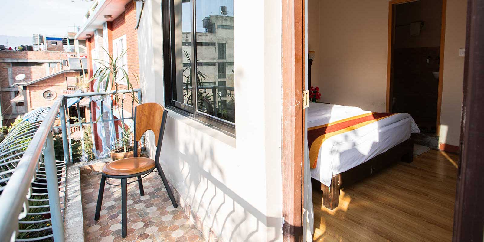 queen-bedroom-balcony